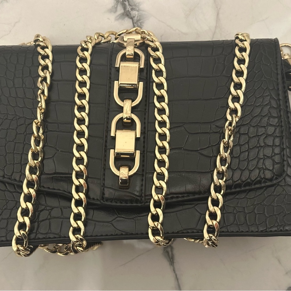 Elegant Black Croc-Embossed Chain Bag